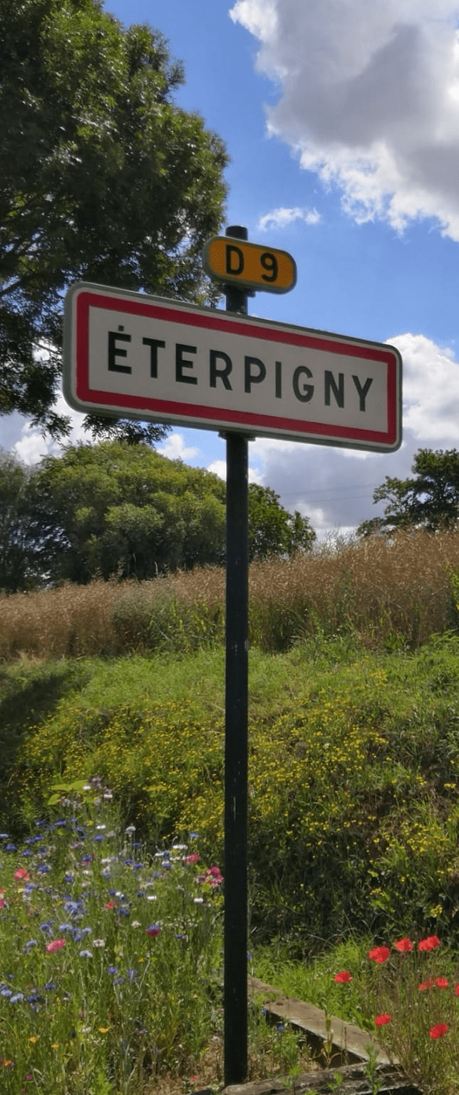 Photo verticale montrant le panneau d'entrée du village d'Éterpigny.